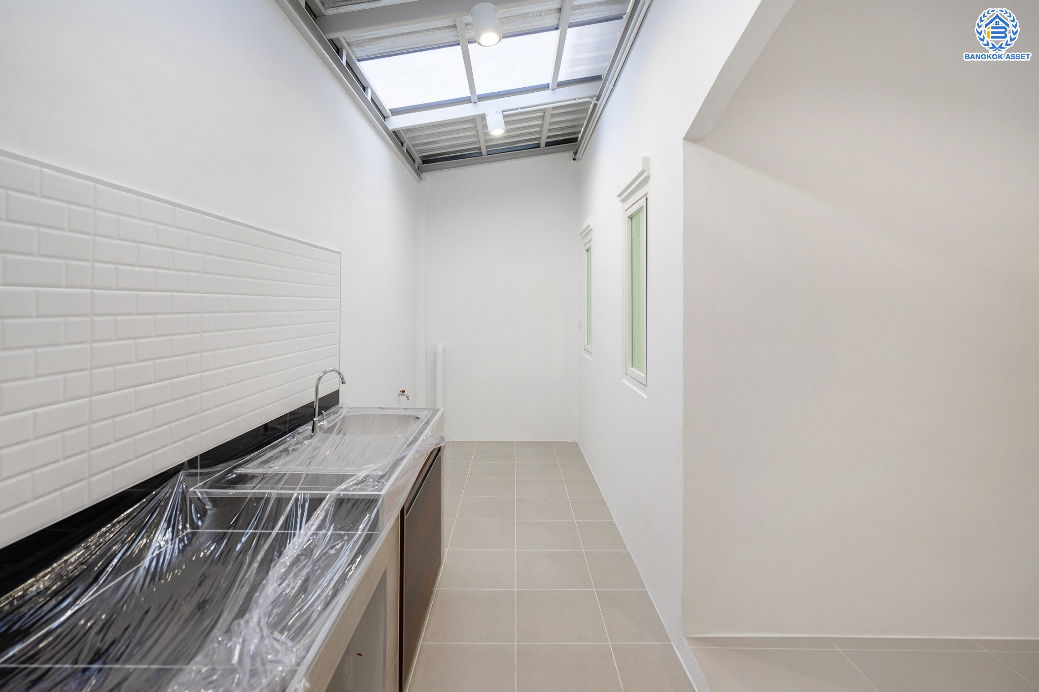 บ้านมือสองตกแต่งใหม่ ม.มณฑล8 ทวีวัฒนา ทาวน์เฮ้าส์เนื้อที่ 22.5 ตร.ว. ฟังก์ชัน 3 ห้องนอน 1 ห้องน้ำ 1 ห้องอเนกประสงค์ 1 ที่จอดรถ เชื่อมต่อทุกการเดินทางทั้ง ถ.เพชกษม, ถ.พุทธมณฑลสาย3, ถ.กาญจนาภิเษก ใกล้เดอะมอลล์บางแค และรถไฟฟ้าสายสีน้ำเงิน "สถานีหลักสอง"